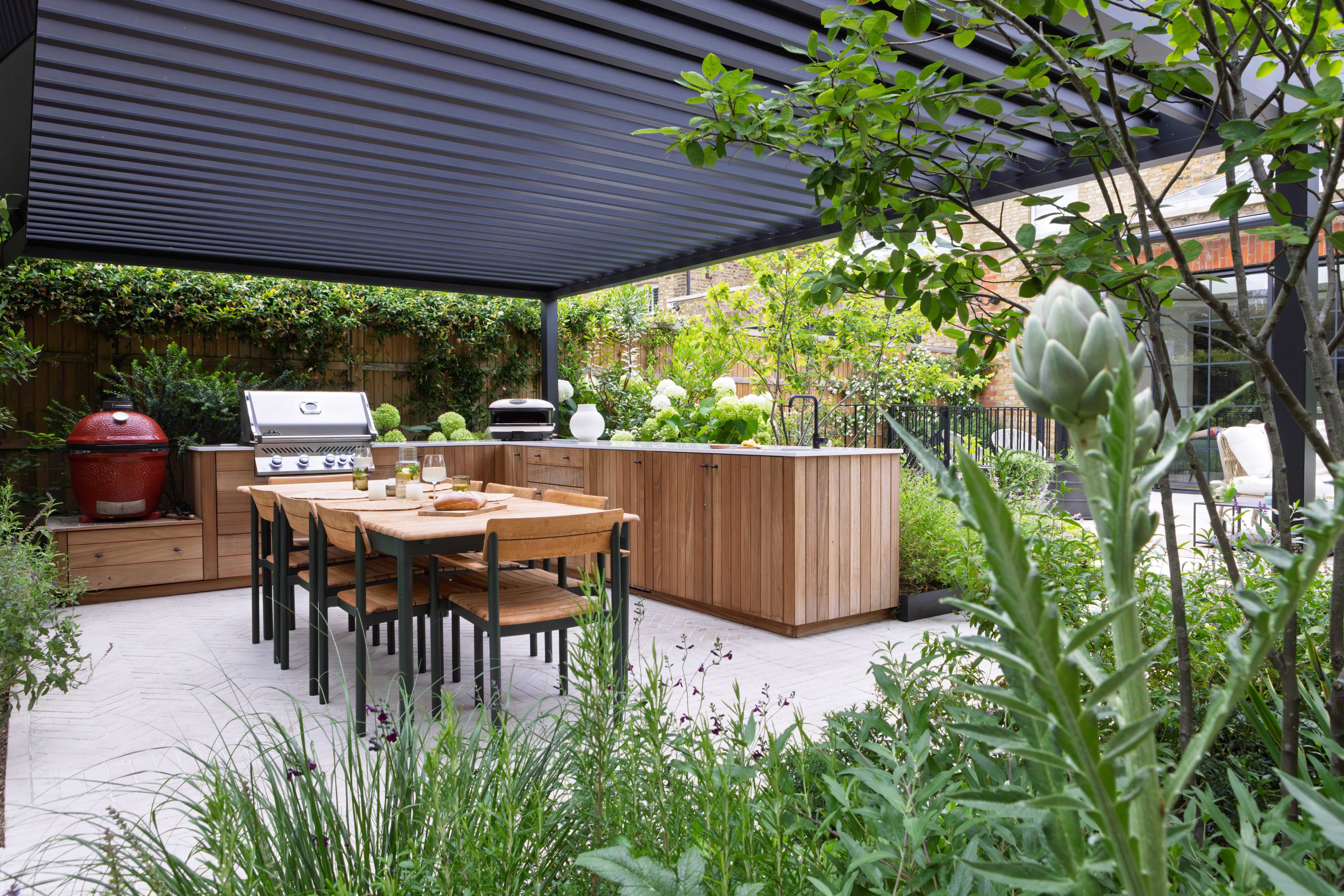 Pergola & entertaining landscaping example